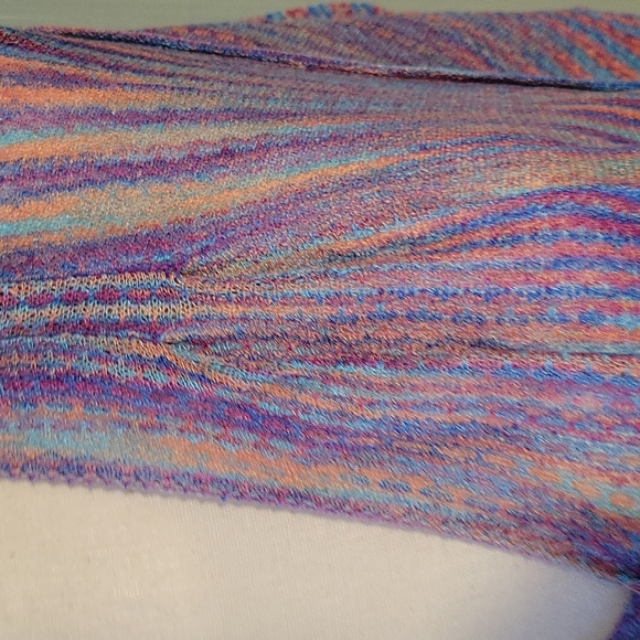 Lightweight knit top. - Picture 5 of 5